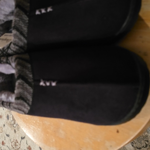 DEARFOAMS BRAND WOMENS BLACK MEMORY FOAM SLIPPERS SIZE SMALL 5-6 - Picture 2 of 12